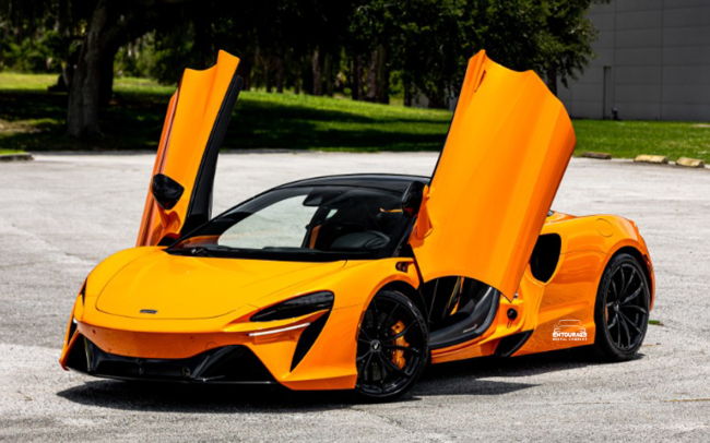 صورة سيارة McLaren Artura 2024 الهجينة الجديدة بلون البرتقالي دبي من انتوراج كار